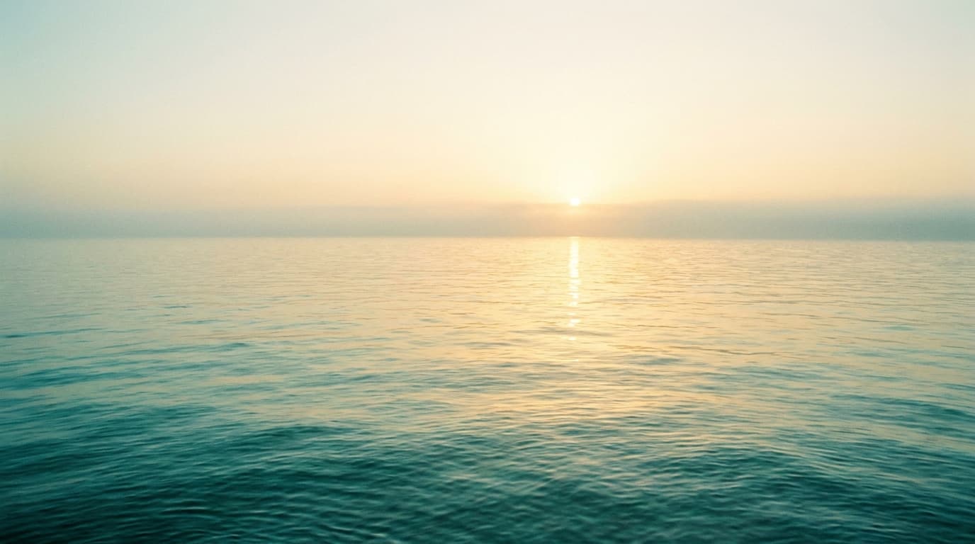 Ruhiges Meer im goldenen Morgenlicht